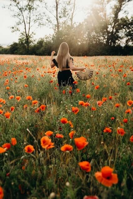 coaching-hypersensibles Femme hypersensible marchant dans un champ de coquelicots